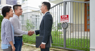 client-meeting-with-estate-agent